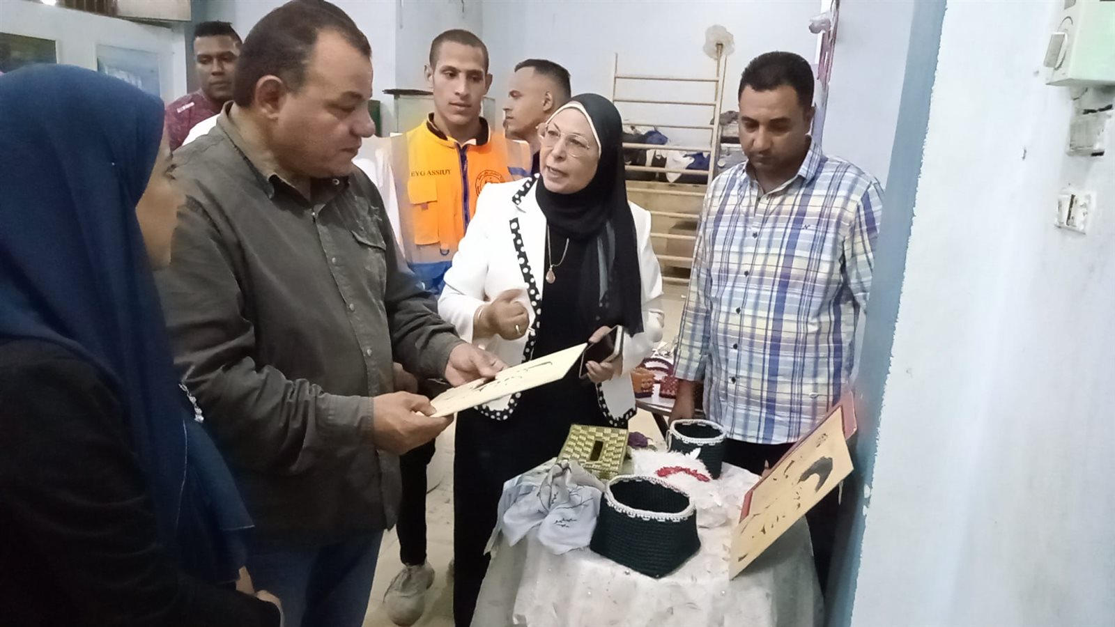 وكيل وزارة الشباب والرياضه باسيوط يتفقد معرض الفنون التشكيلية والاشغال اليدوية
