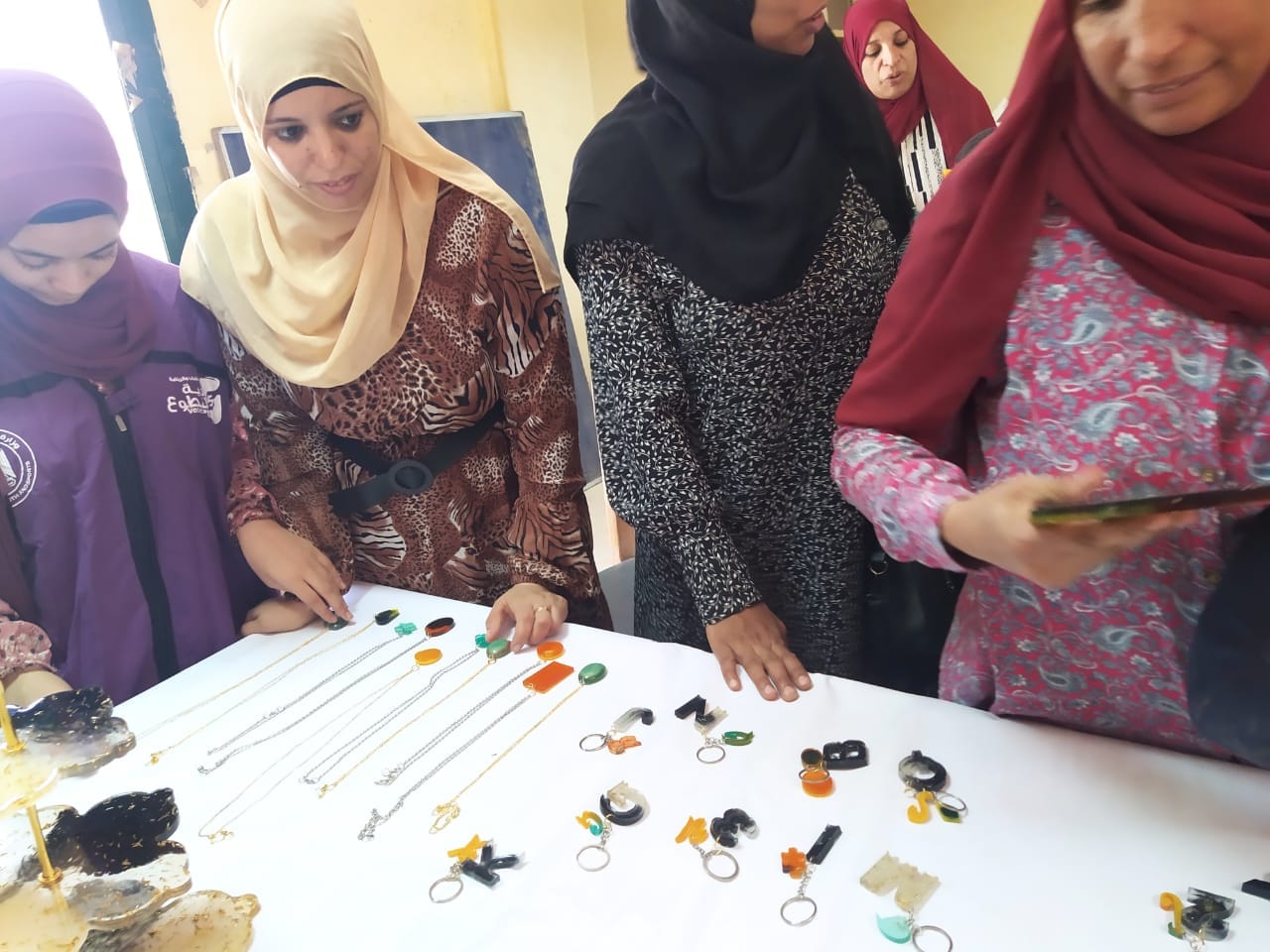 نادي التطوع و الفتاة بالهدايا يختتم الورشة الحرفيه على أعمال 