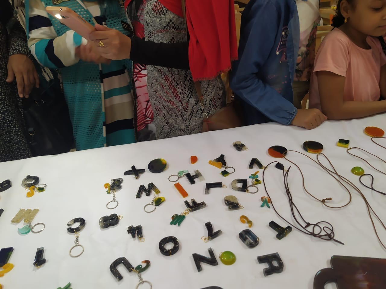 نادي التطوع و الفتاة بالهدايا يختتم الورشة الحرفيه على أعمال 