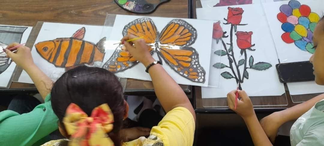 بالرسم على الزجاج رزقة الدير المحرق ينفذ مبادرة 