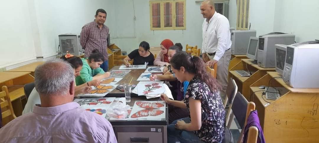 بالرسم على الزجاج رزقة الدير المحرق ينفذ مبادرة 