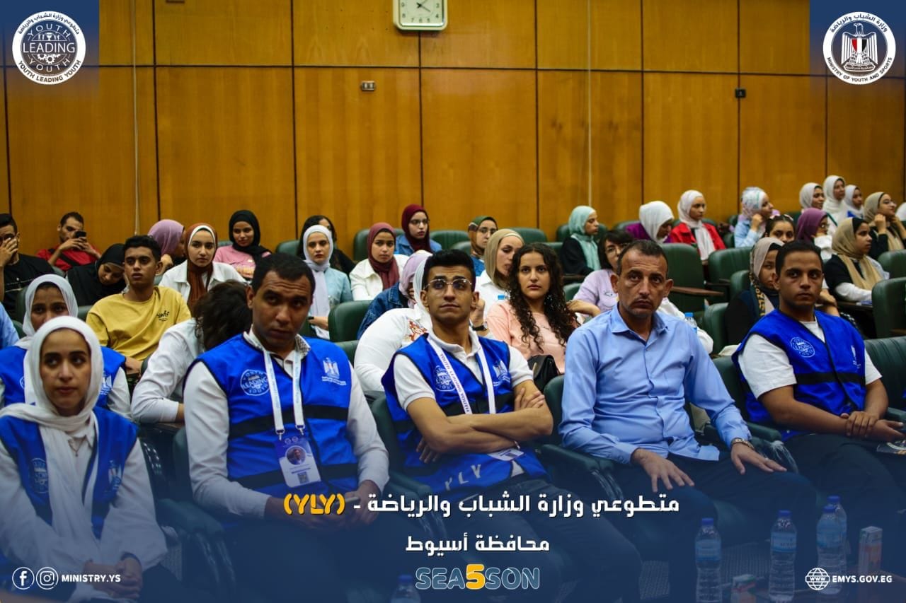 متطوعى شباب يدير شباب بمحافظة أسيوط يشاركون مبادرة خمسة في يوم 