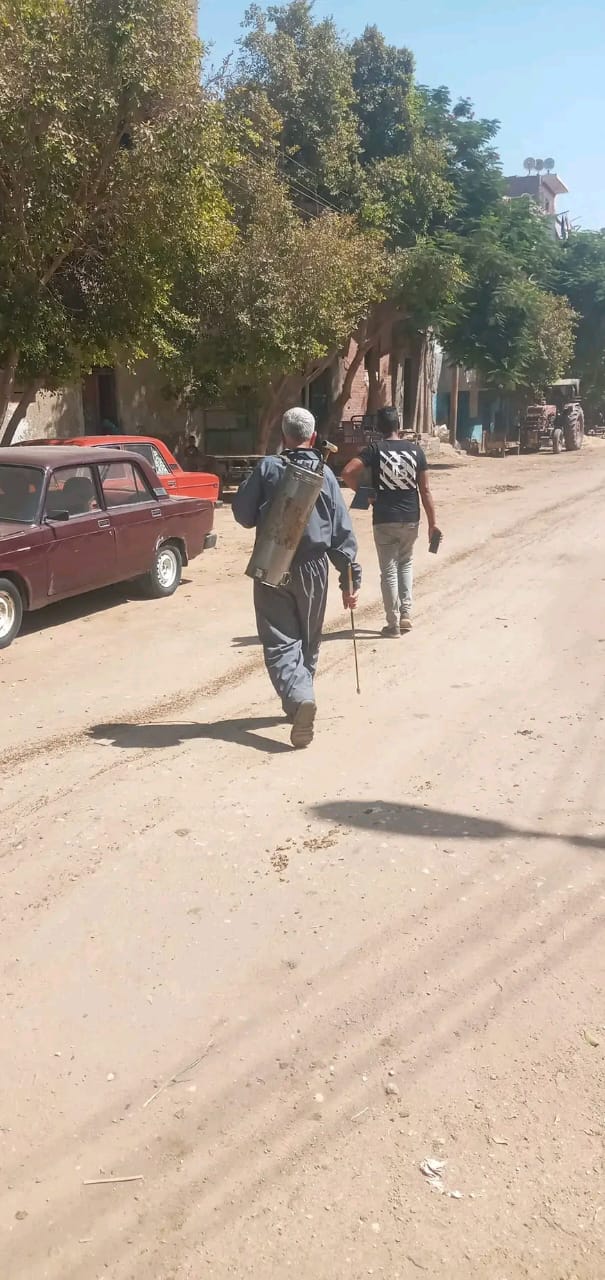 جانب من عملية التعقيم لقرية العزية