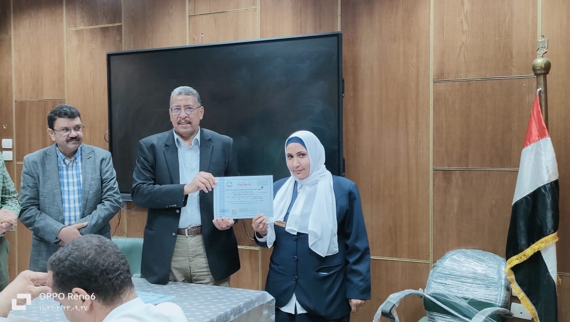مستشفى الإصابات بجامعة أسيوط يسلم الشهادات الخاصة بالبرنامج التدريبي للسلامة والصحة المهنية 