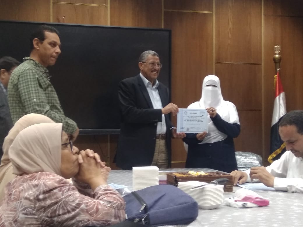 مستشفى الإصابات بجامعة أسيوط يسلم الشهادات الخاصة بالبرنامج التدريبي للسلامة والصحة المهنية 
