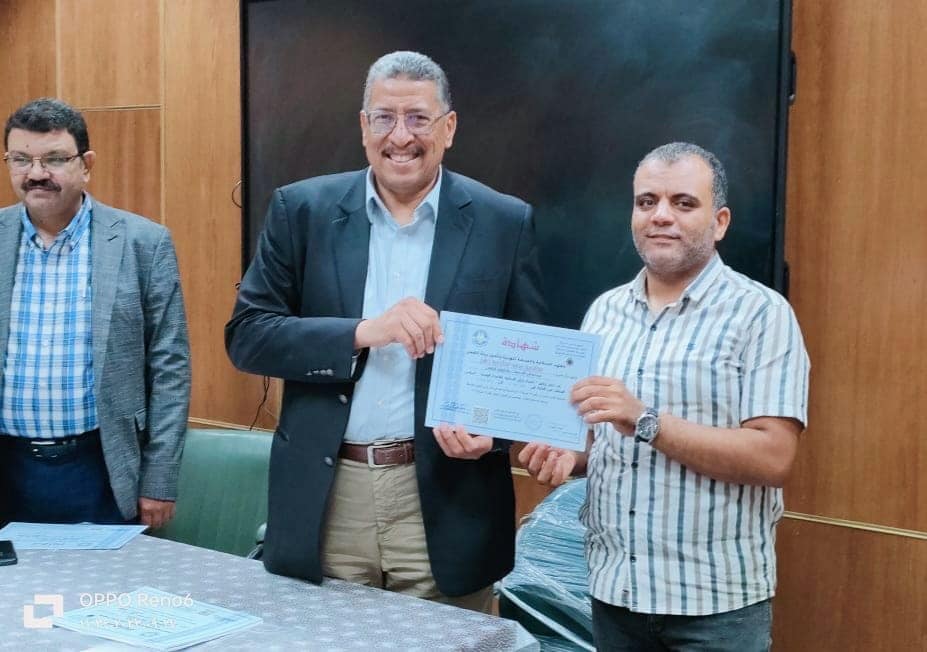 مستشفى الإصابات بجامعة أسيوط يسلم الشهادات الخاصة بالبرنامج التدريبي للسلامة والصحة المهنية 