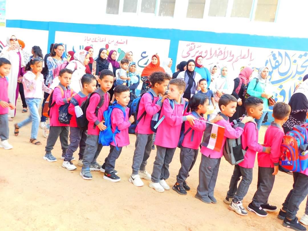 اول يوم دراسة .. عروض فنية في استقبال طلاب اسيوط 