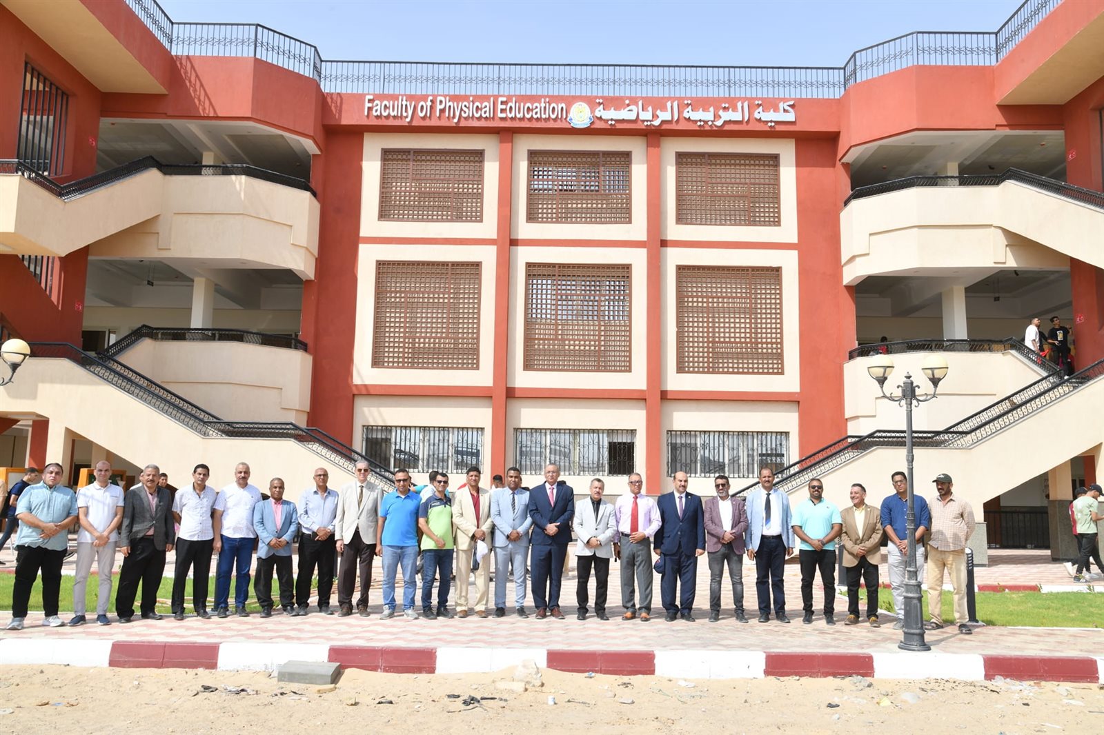 رئيس جامعة الوادي الجديد يؤكد على توفير سبل الدعم والرعاية للطلاب