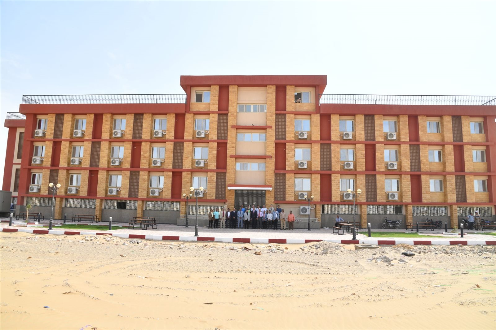 رئيس جامعة الوادي الجديد يؤكد على توفير سبل الدعم والرعاية للطلاب