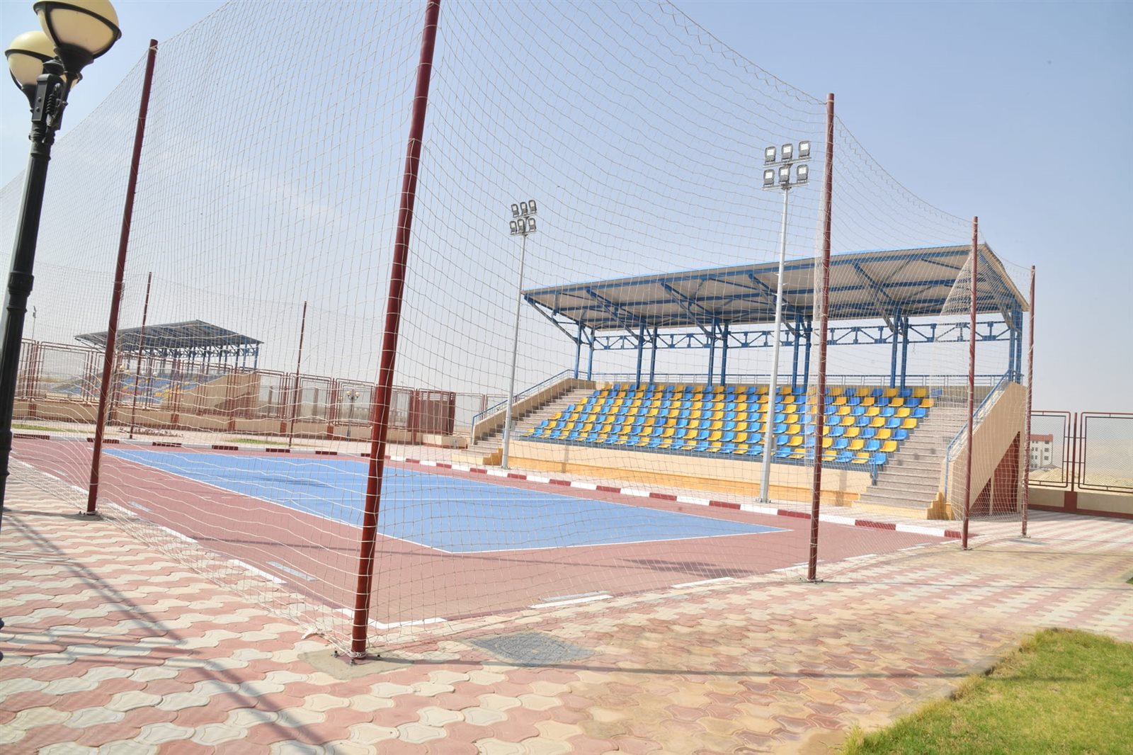 رئيس جامعة الوادي الجديد يؤكد على توفير سبل الدعم والرعاية للطلاب