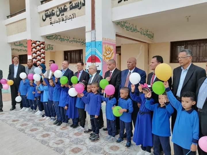 بالورود والهدايا مدارس الوادي الجديد تسقبل طلابها في أول يوم دراسي