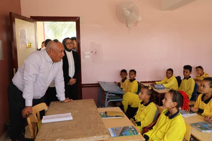 محافظ الوادي الجديد يتأكد من انتظام العملية التعليمية ويشرح للطلاب