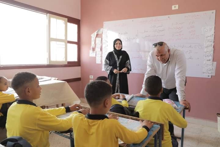 محافظ الوادي الجديد يتأكد من انتظام العملية التعليمية ويشرح للطلاب