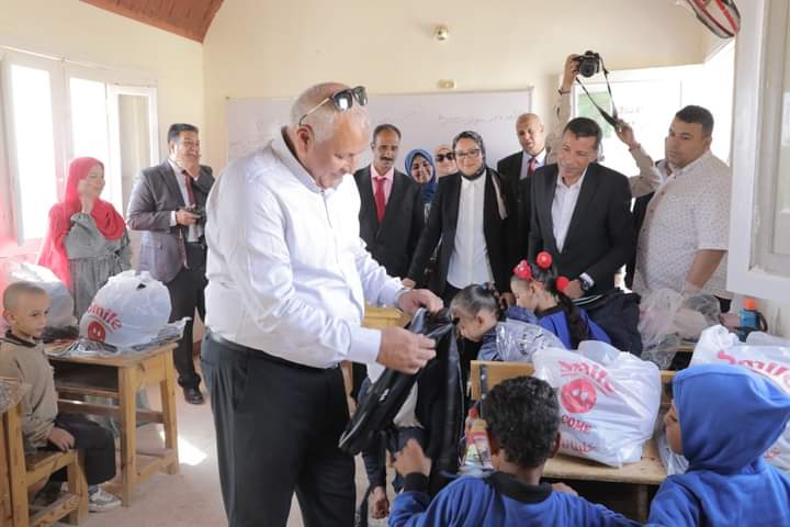 محافظ الوادي الجديد يتأكد من انتظام العملية التعليمية ويشرح للطلاب