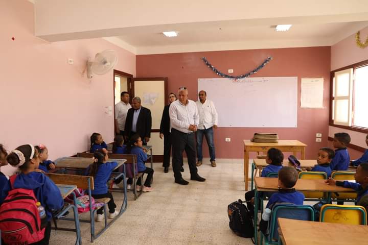 محافظ الوادي الجديد يتأكد من انتظام العملية التعليمية ويشرح للطلاب