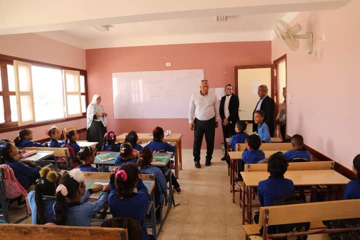 محافظ الوادي الجديد يتأكد من انتظام العملية التعليمية ويشرح للطلاب