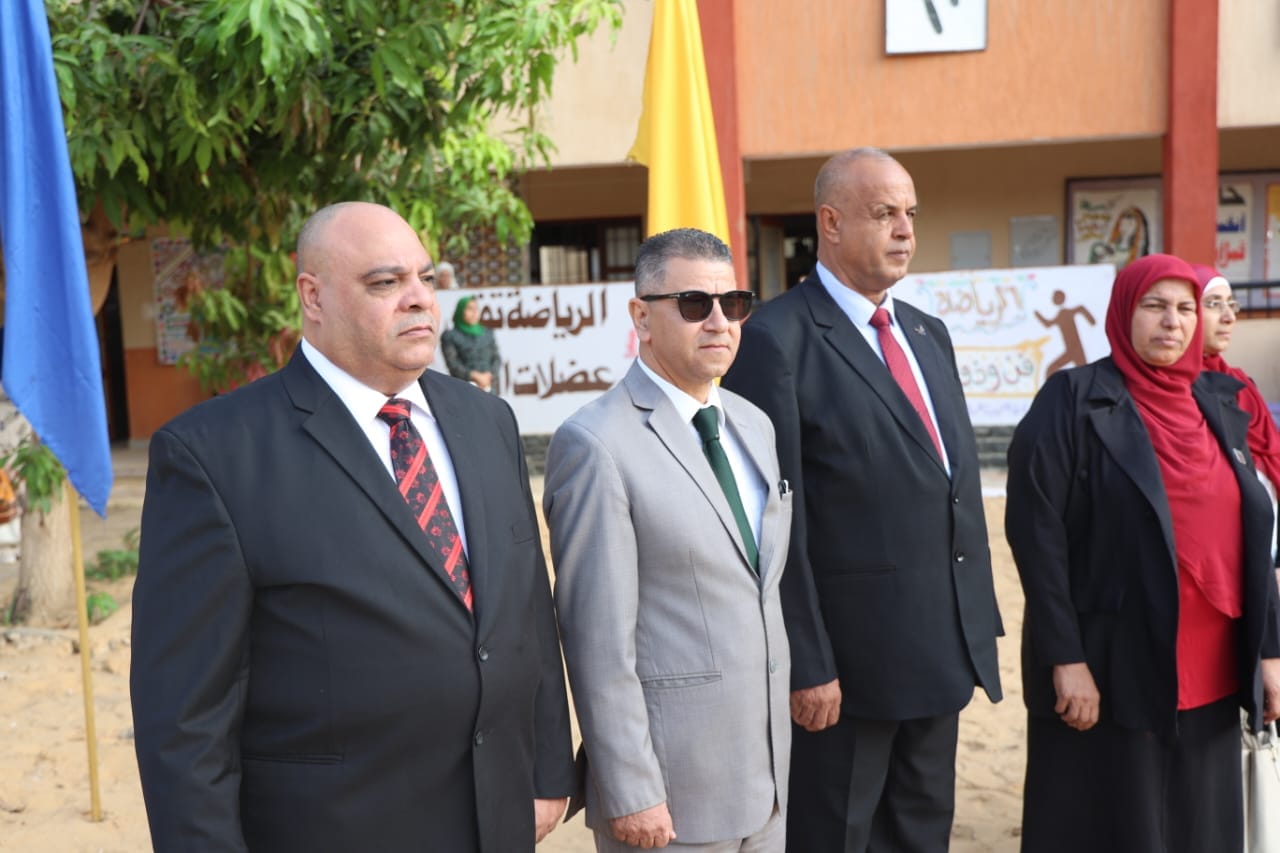 بالورود والهدايا مدارس الوادي الجديد تسقبل طلابها في أول يوم دراسي