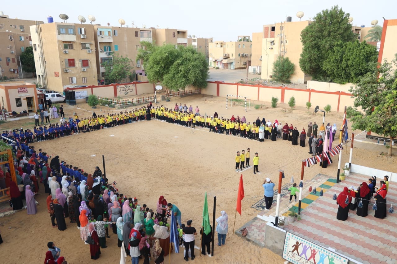 بالورود والهدايا مدارس الوادي الجديد تسقبل طلابها في أول يوم دراسي