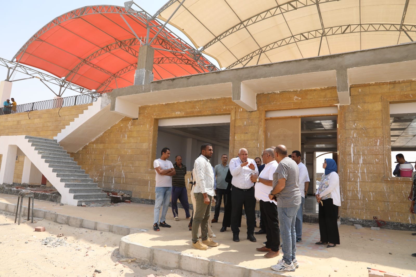 محافظ الوادي الجديد يتابع التشطيبات الجارية بنادي الهجن والفروسية الدولي شمال الخارجة 