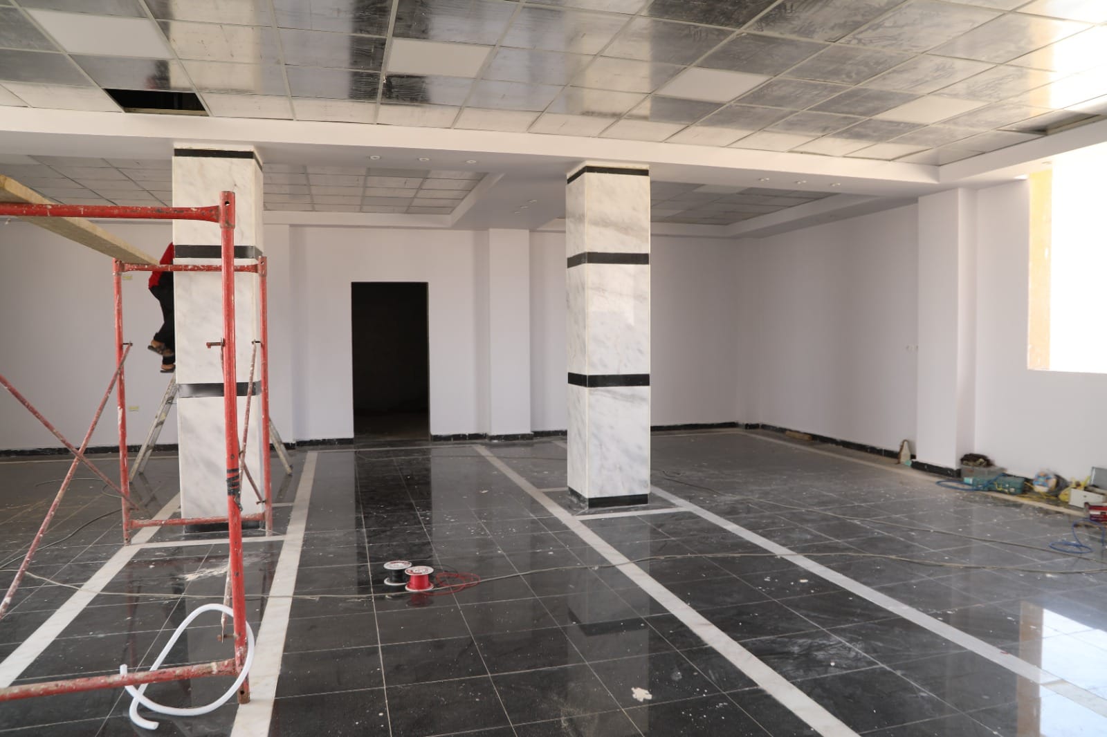 محافظ الوادي الجديد يتابع التشطيبات الجارية بنادي الهجن والفروسية الدولي شمال الخارجة 