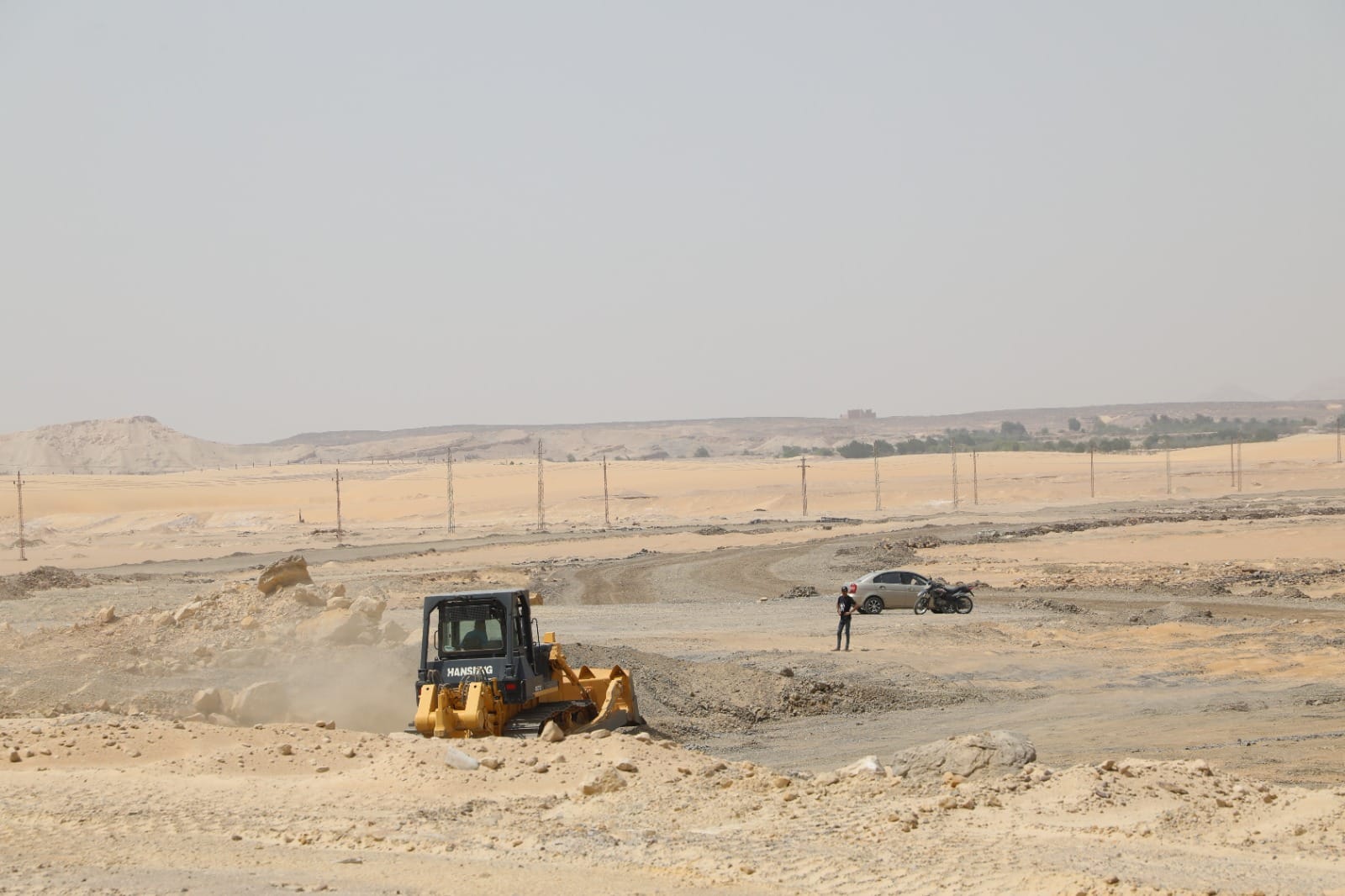 محافظ الوادي الجديد يتابع التشطيبات الجارية بنادي الهجن والفروسية الدولي شمال الخارجة 