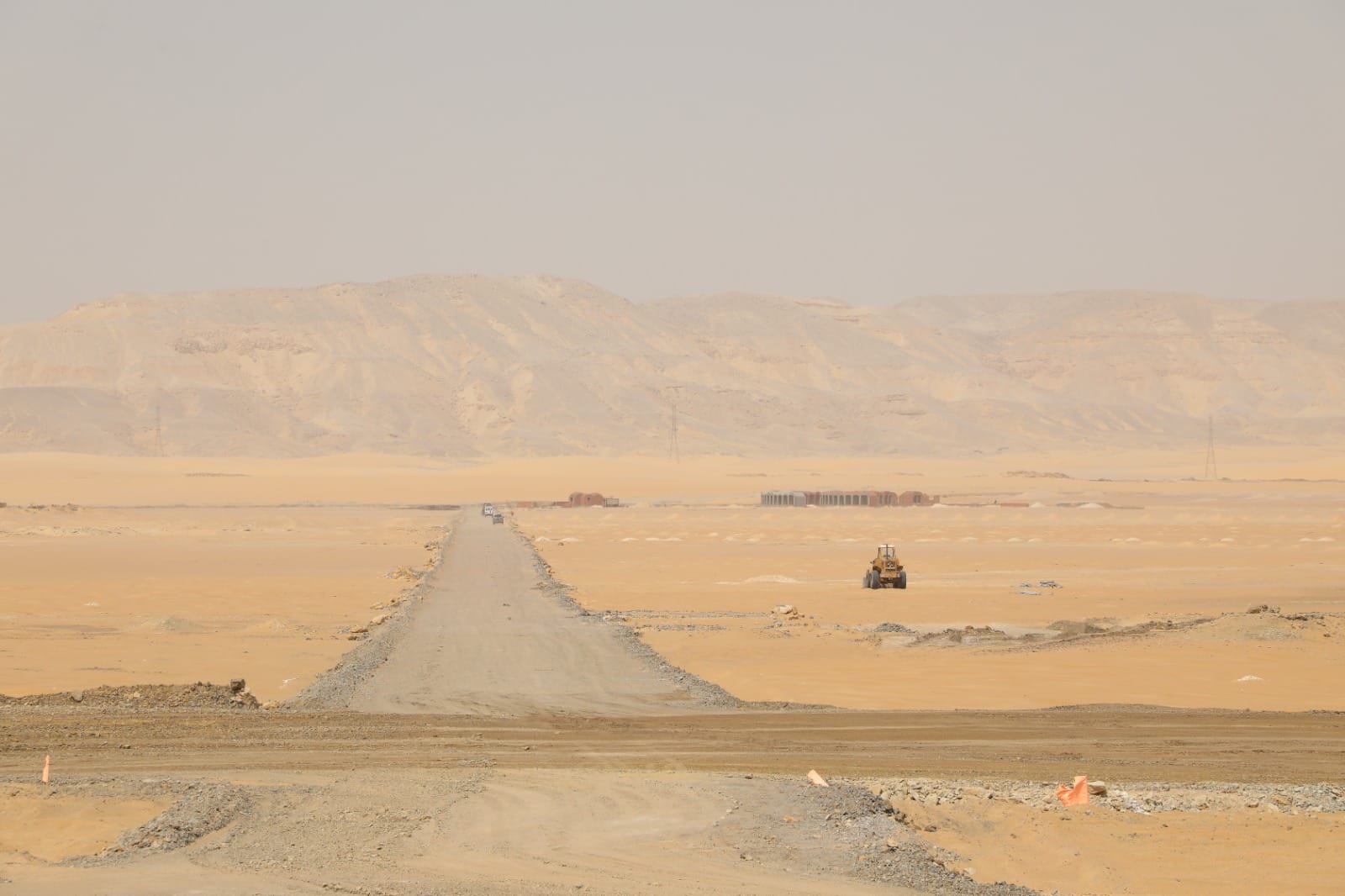 محافظ الوادي الجديد يتابع التشطيبات الجارية بنادي الهجن والفروسية الدولي شمال الخارجة 