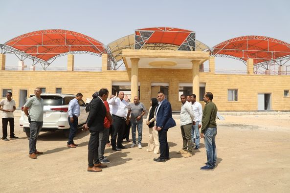 محافظ الوادي الجديد يتابع التشطيبات الجارية بنادي الهجن والفروسية الدولي شمال الخارجة 