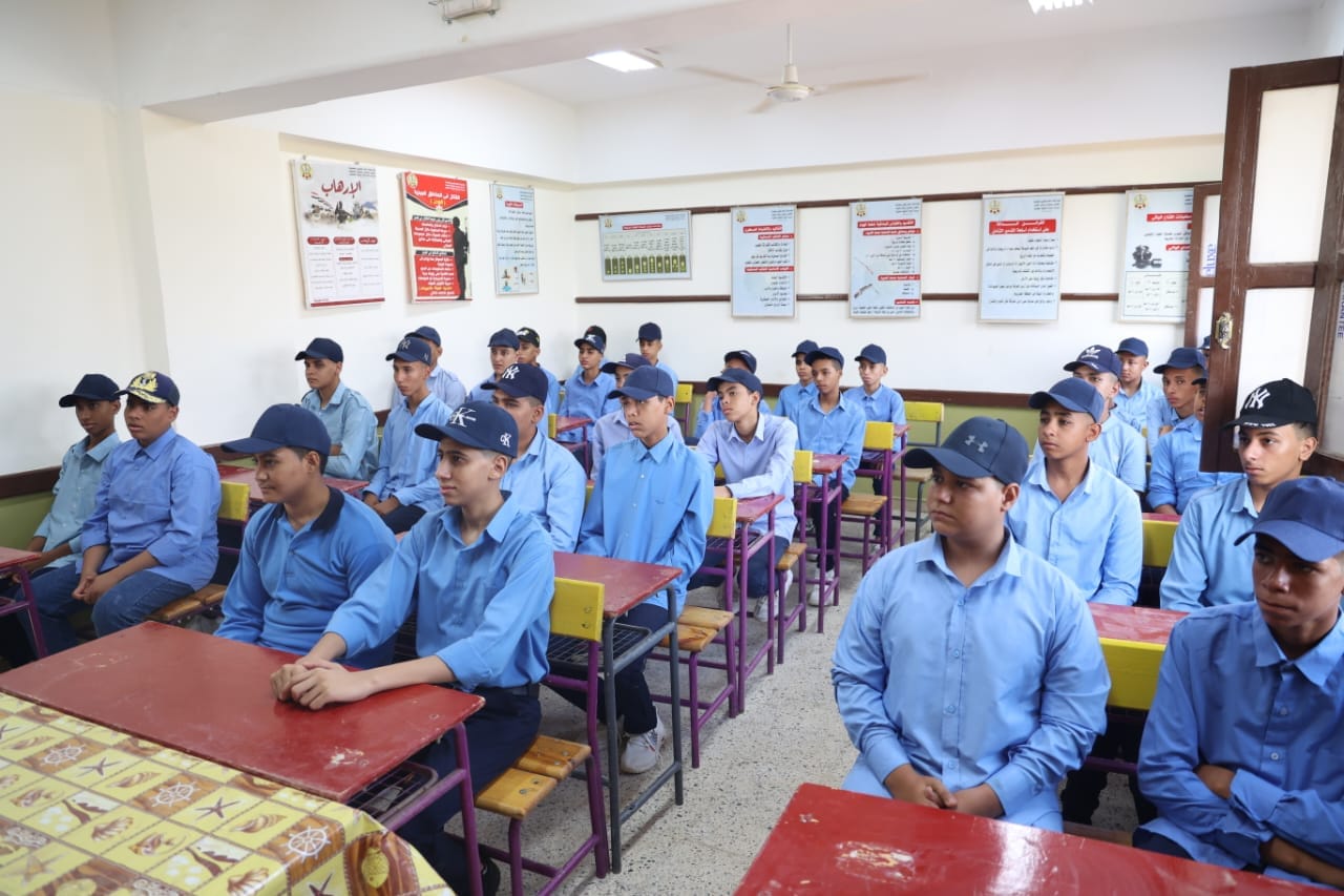 وكيل التعليم بالوادي الجديد يواصل جولاتة الميدانية ويتابع مدرسة السادات الثانوية العسكرية 