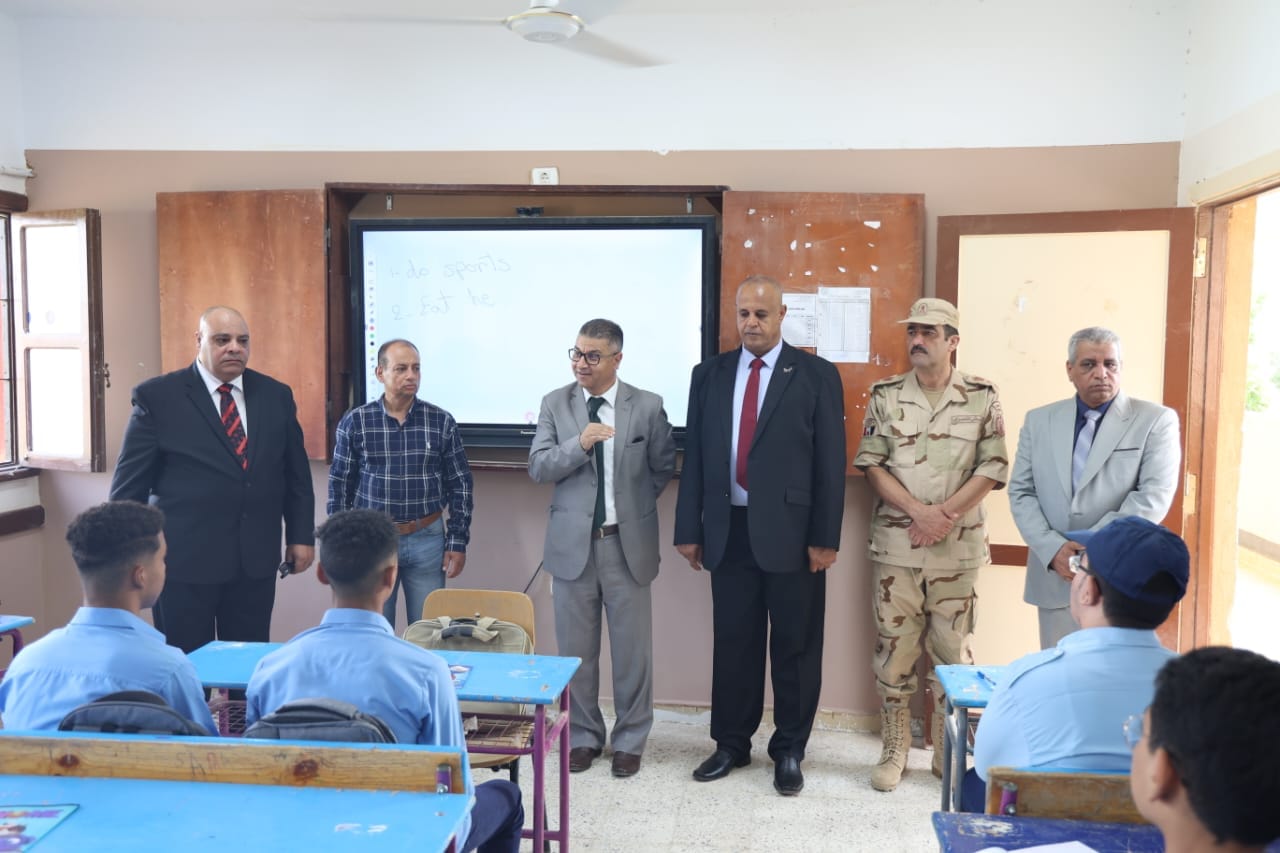 وكيل التعليم بالوادي الجديد يواصل جولاتة الميدانية ويتابع مدرسة السادات الثانوية العسكرية 