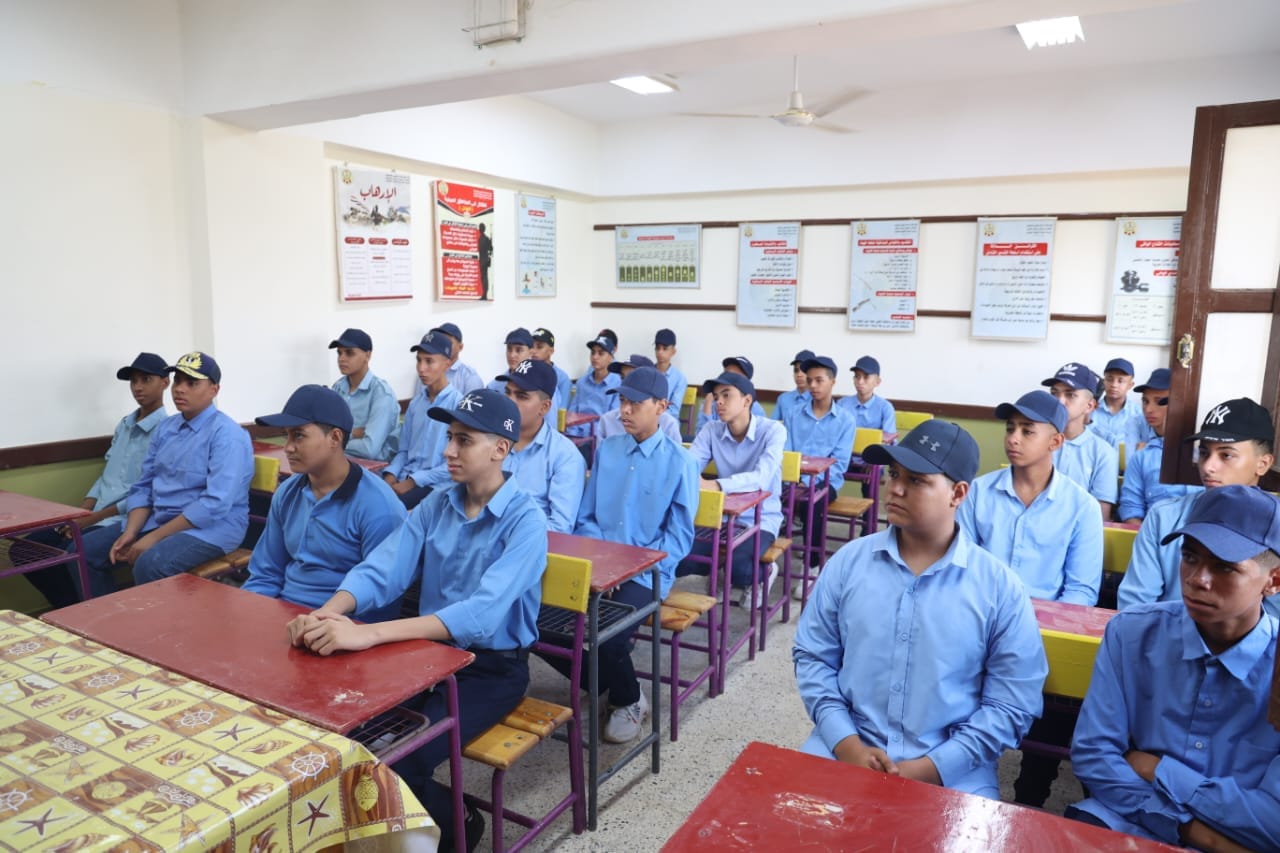 وكيل التعليم بالوادي الجديد يواصل جولاتة الميدانية ويتابع مدرسة السادات الثانوية العسكرية 