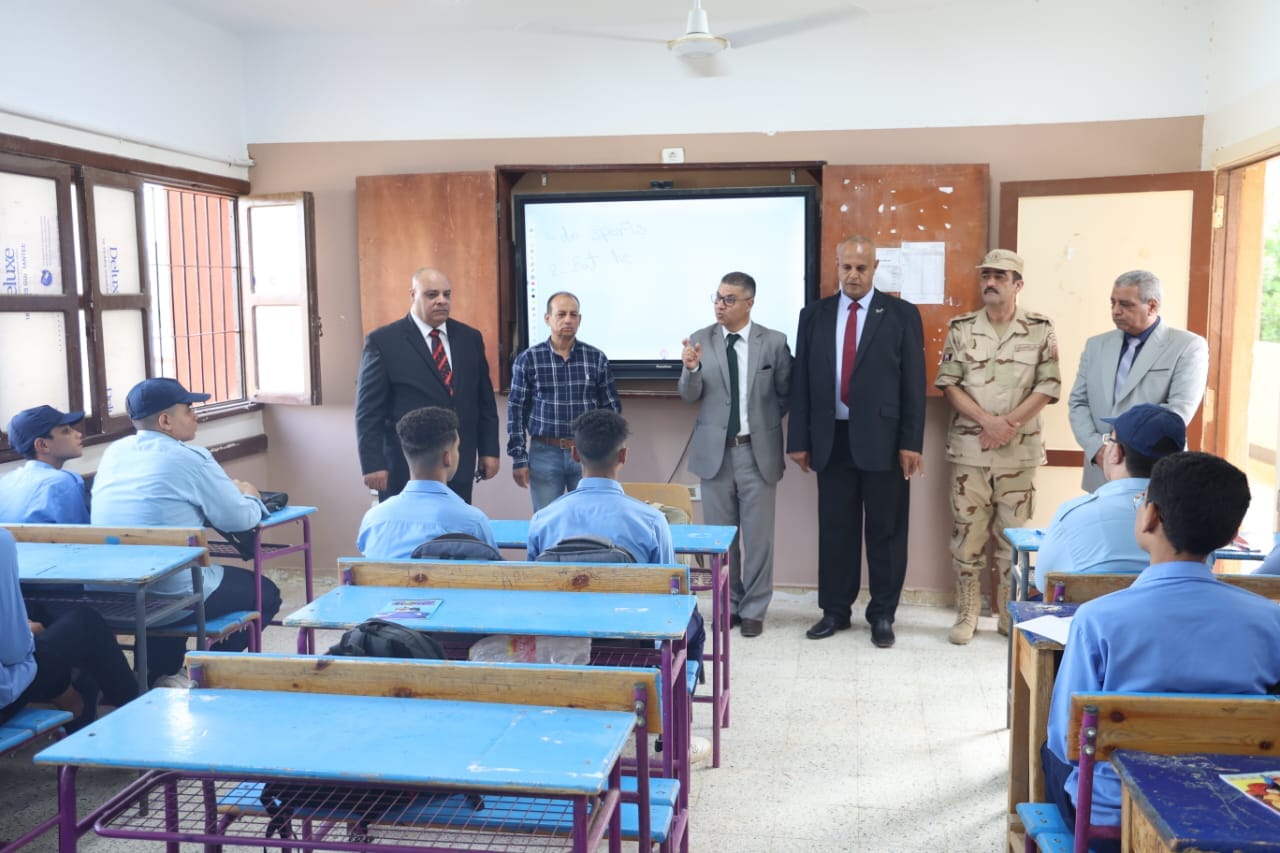 وكيل التعليم بالوادي الجديد يواصل جولاتة الميدانية ويتابع مدرسة السادات الثانوية العسكرية 