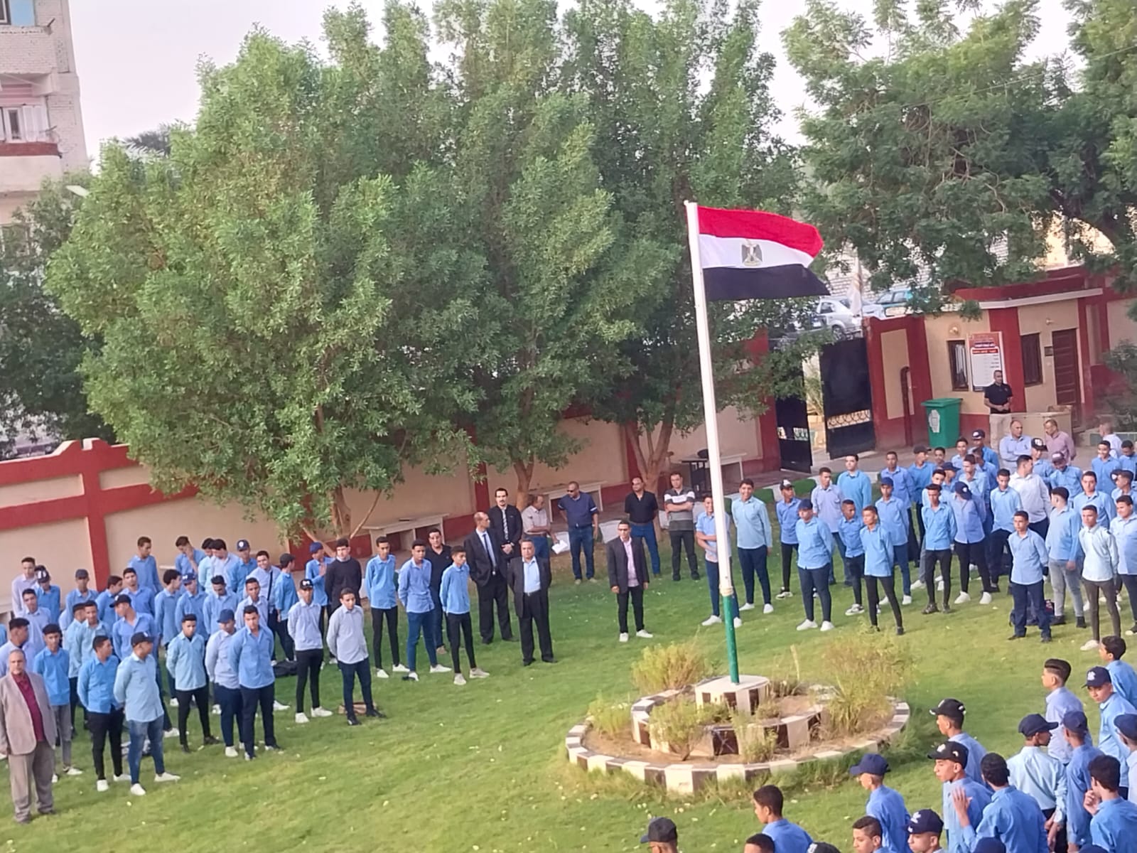 طلاب الوادي الجديد يستقبلون العام الدراسي الجديد بالسعادة والفرح