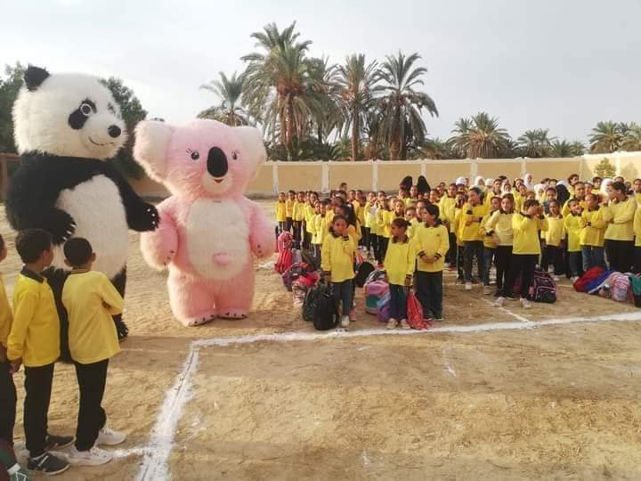 طلاب الوادي الجديد يستقبلون العام الدراسي الجديد بالسعادة والفرح