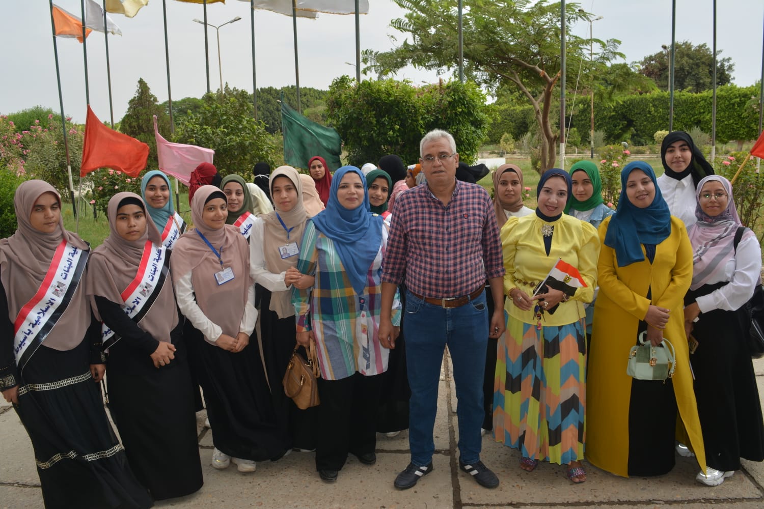 نائب رئيس جامعة الأزهر باسيوط يشارك الطلاب احتفالاتهم ببدء العام الجامعي الجديد