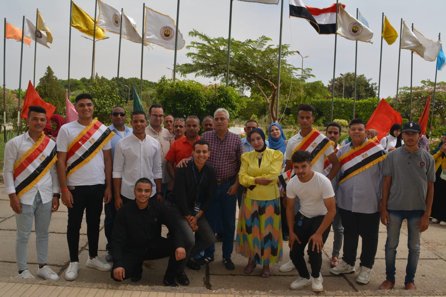 نائب رئيس جامعة الأزهر باسيوط يشارك الطلاب احتفالاتهم ببدء العام الجامعي الجديد