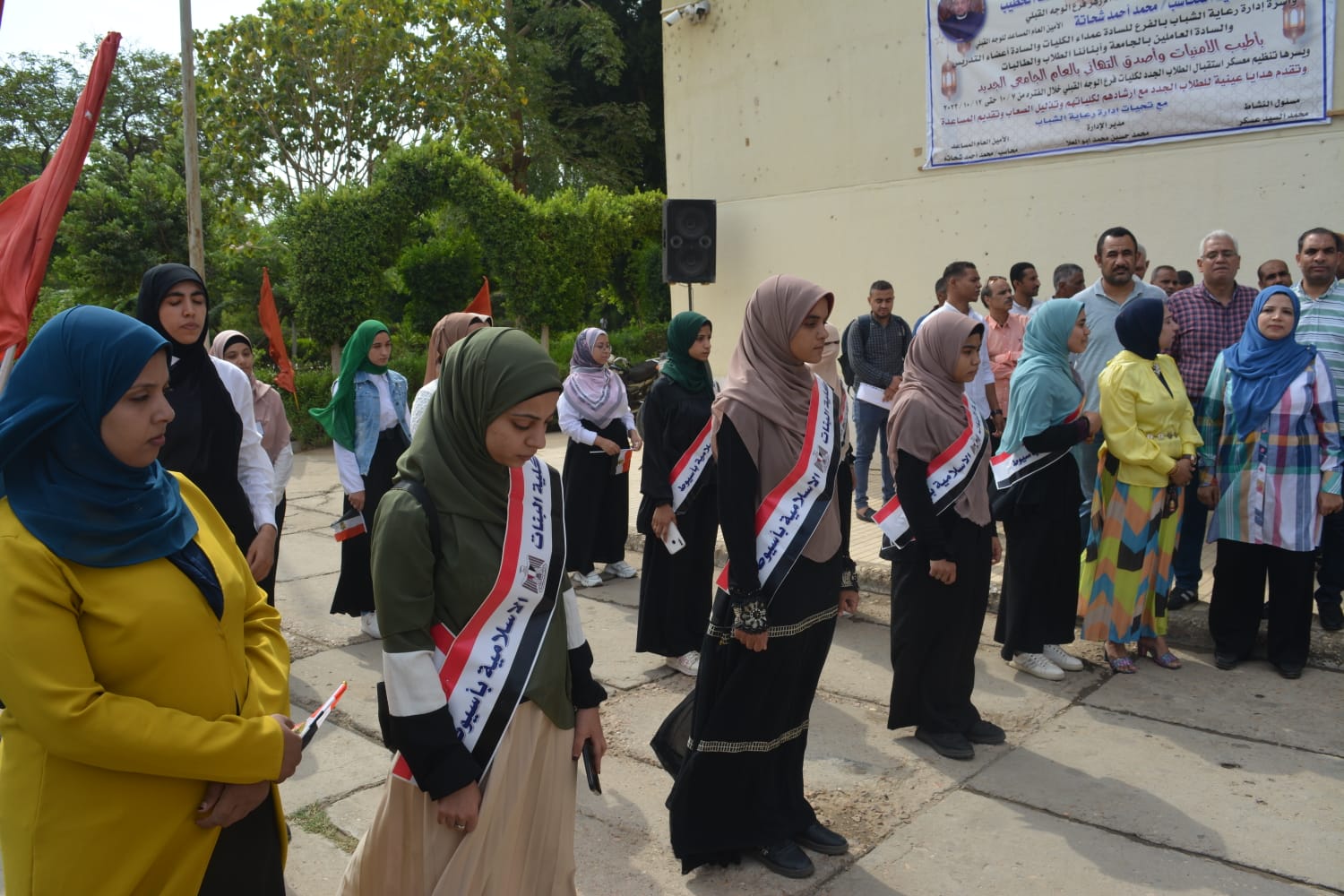 نائب رئيس جامعة الأزهر باسيوط يشارك الطلاب احتفالاتهم ببدء العام الجامعي الجديد