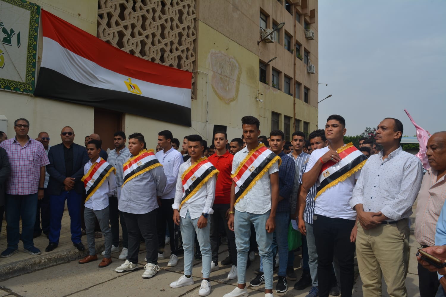 نائب رئيس جامعة الأزهر باسيوط يشارك الطلاب احتفالاتهم ببدء العام الجامعي الجديد