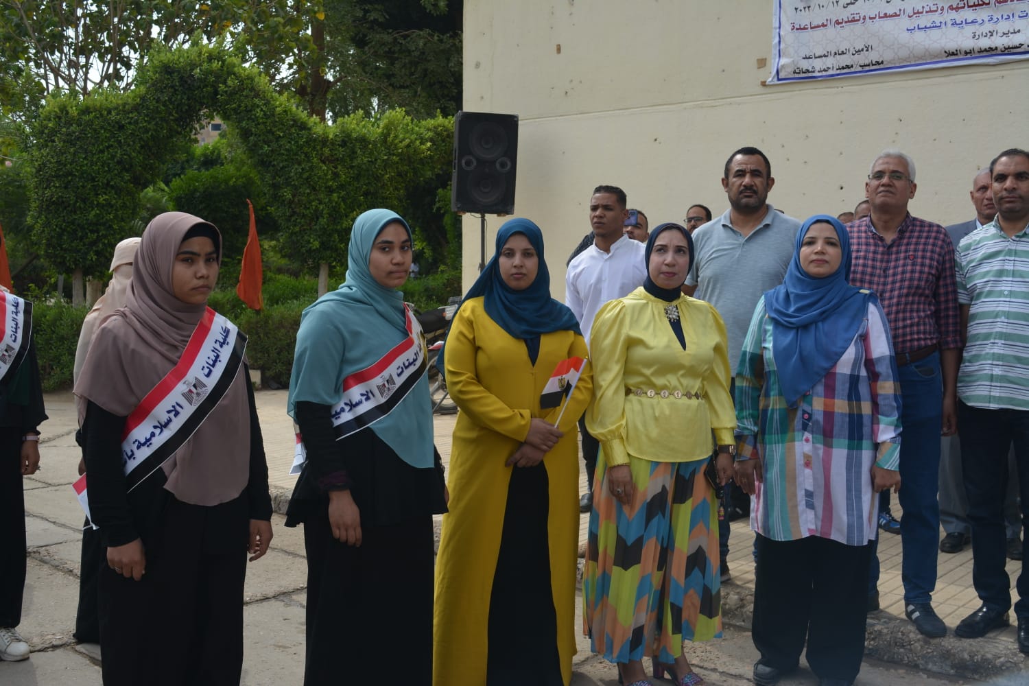 نائب رئيس جامعة الأزهر باسيوط يشارك الطلاب احتفالاتهم ببدء العام الجامعي الجديد