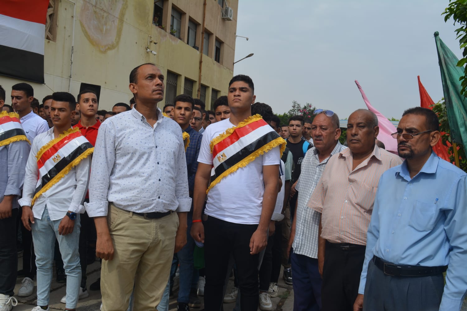 نائب رئيس جامعة الأزهر باسيوط يشارك الطلاب احتفالاتهم ببدء العام الجامعي الجديد