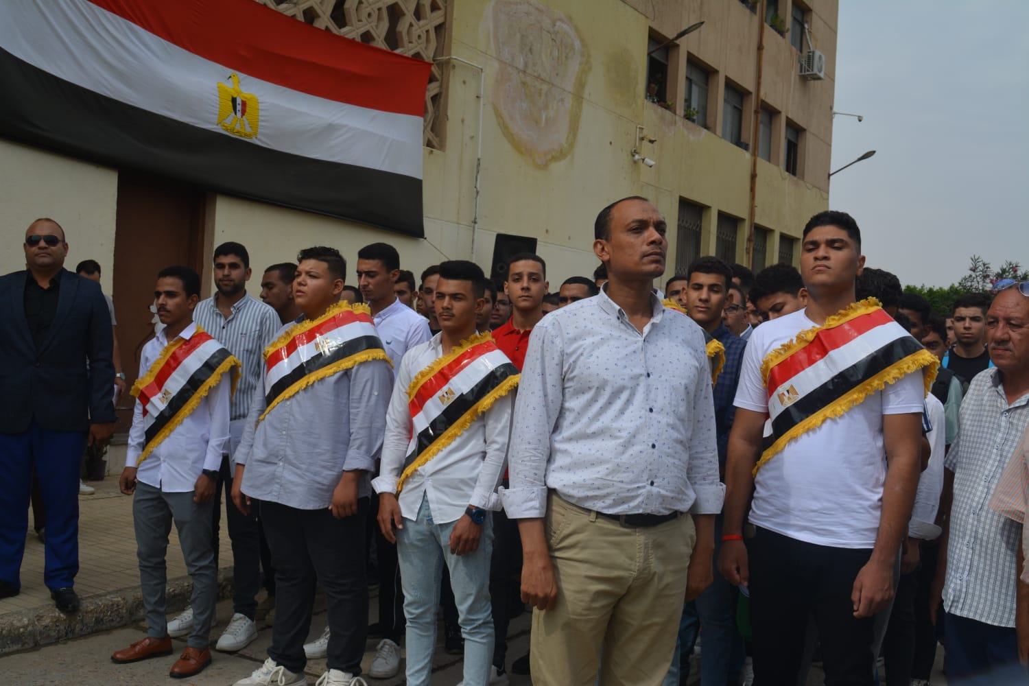 نائب رئيس جامعة الأزهر باسيوط يشارك الطلاب احتفالاتهم ببدء العام الجامعي الجديد