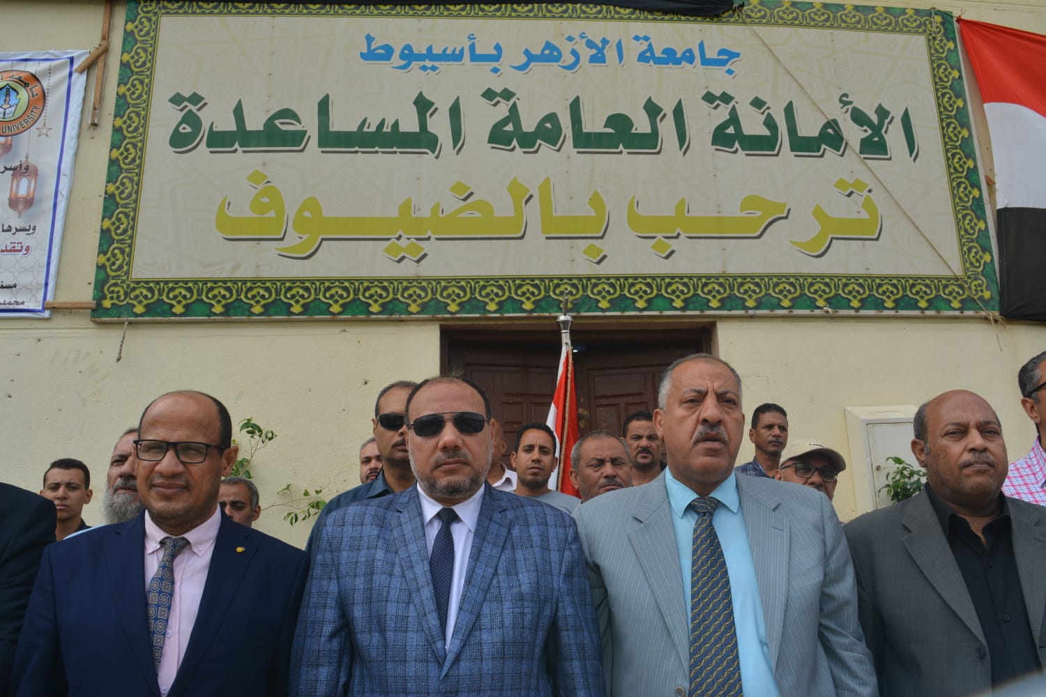 نائب رئيس جامعة الأزهر باسيوط يشارك الطلاب احتفالاتهم ببدء العام الجامعي الجديد