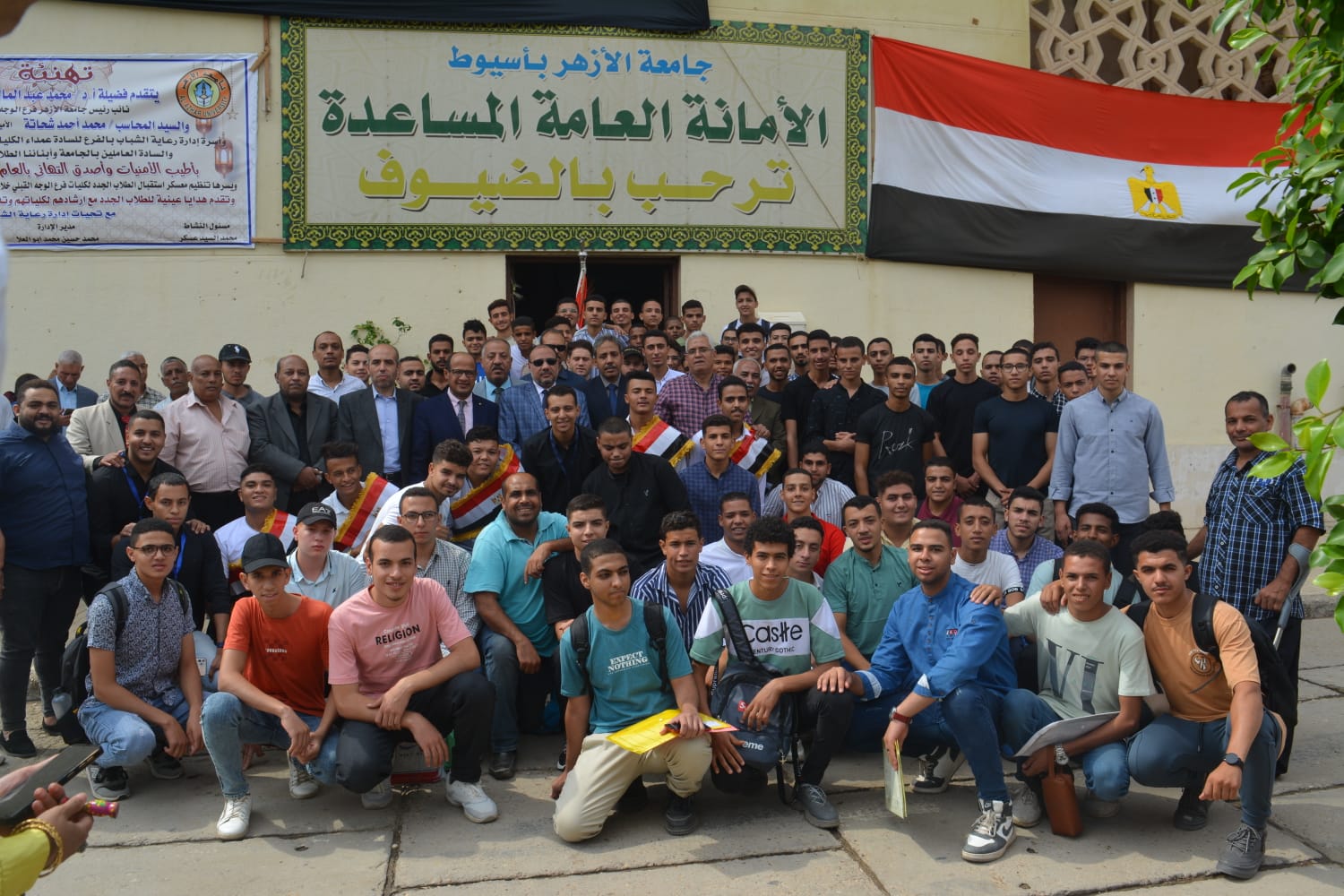 نائب رئيس جامعة الأزهر باسيوط يشارك الطلاب احتفالاتهم ببدء العام الجامعي الجديد