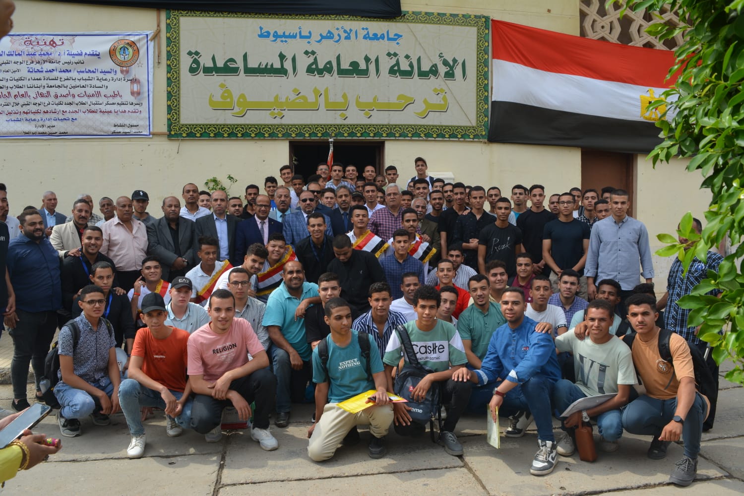 نائب رئيس جامعة الأزهر باسيوط يشارك الطلاب احتفالاتهم ببدء العام الجامعي الجديد