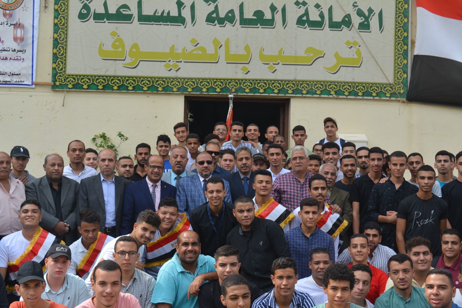نائب رئيس جامعة الأزهر باسيوط يشارك الطلاب احتفالاتهم ببدء العام الجامعي الجديد