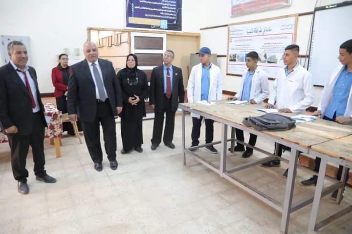وكيل التعليم بالوادي الجديد يستمع ويحاور طلاب مدرسة الخارجة الثانوية الصناعية العسكرية
