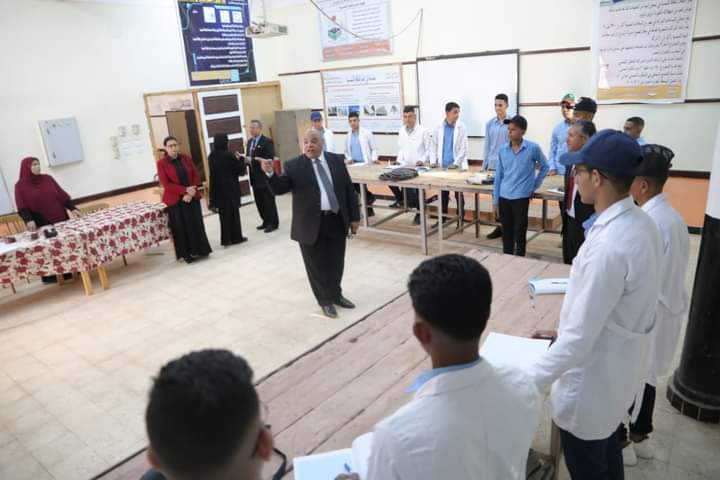 وكيل التعليم بالوادي الجديد يستمع ويحاور طلاب مدرسة الخارجة الثانوية الصناعية العسكرية