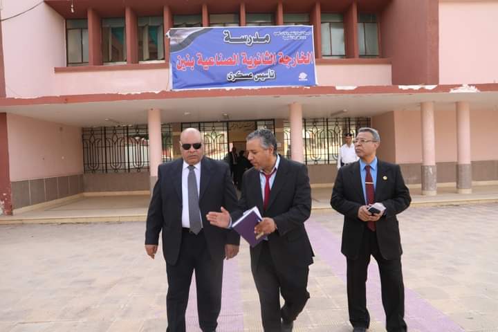 وكيل التعليم بالوادي الجديد يستمع ويحاور طلاب مدرسة الخارجة الثانوية الصناعية العسكرية