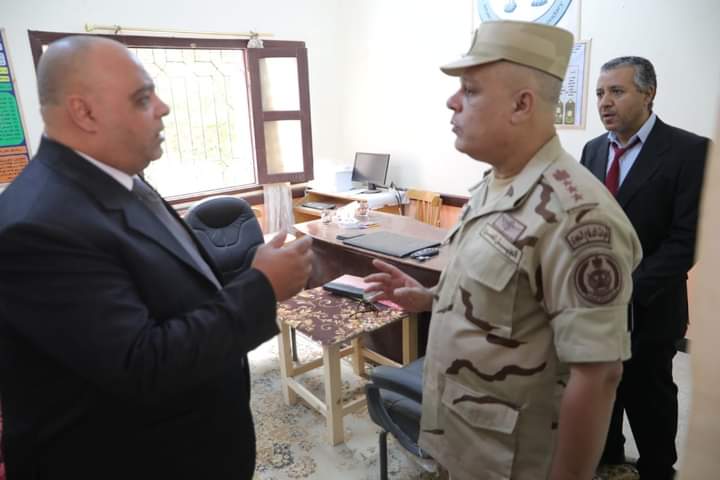 وكيل التعليم بالوادي الجديد يستمع ويحاور طلاب مدرسة الخارجة الثانوية الصناعية العسكرية