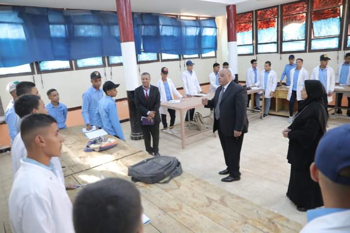 وكيل التعليم بالوادي الجديد يستمع ويحاور طلاب مدرسة الخارجة الثانوية الصناعية العسكرية