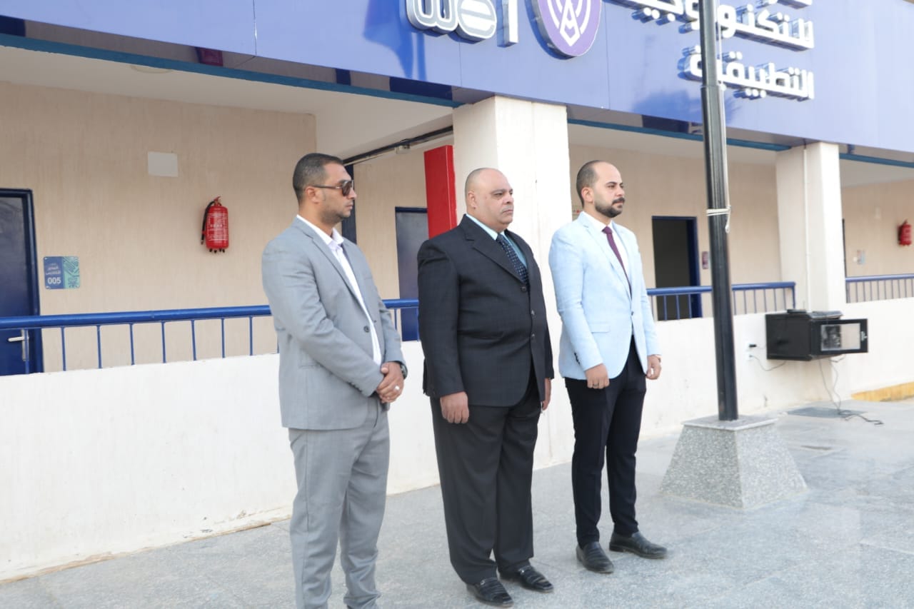 وكيل التعليم بالوادي الجديد يشارك الطلاب تحية العلم